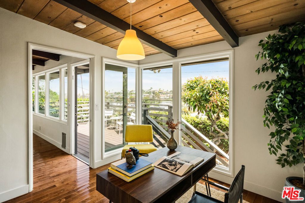 Image 34 of property listing at 7406 Earldom Avenue, Playa Del Rey, CA 90293