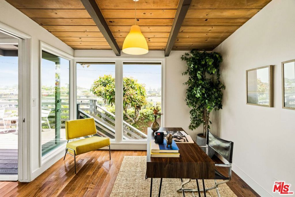 Image 4 of property listing at 7406 Earldom Avenue, Playa Del Rey, CA 90293