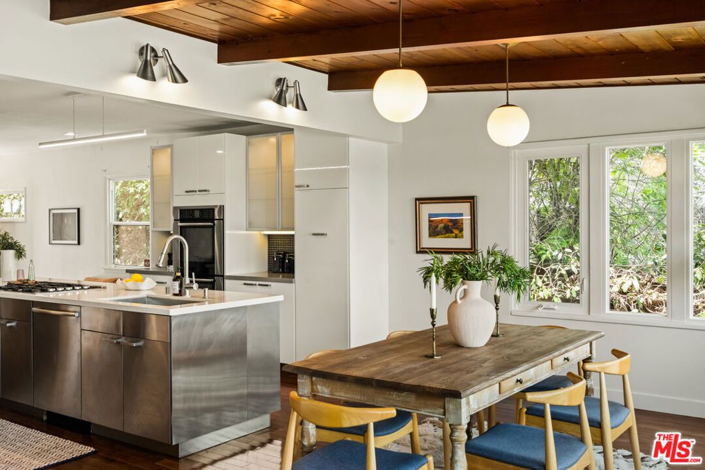 Image 40 of property listing at 7406 Earldom Avenue, Playa Del Rey, CA 90293