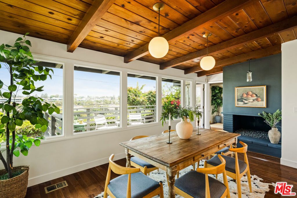 Image 44 of property listing at 7406 Earldom Avenue, Playa Del Rey, CA 90293