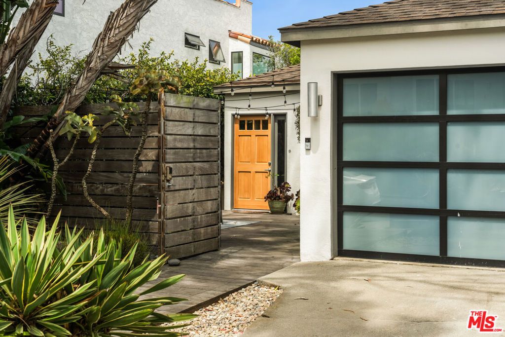Image 5 of property listing at 7406 Earldom Avenue, Playa Del Rey, CA 90293