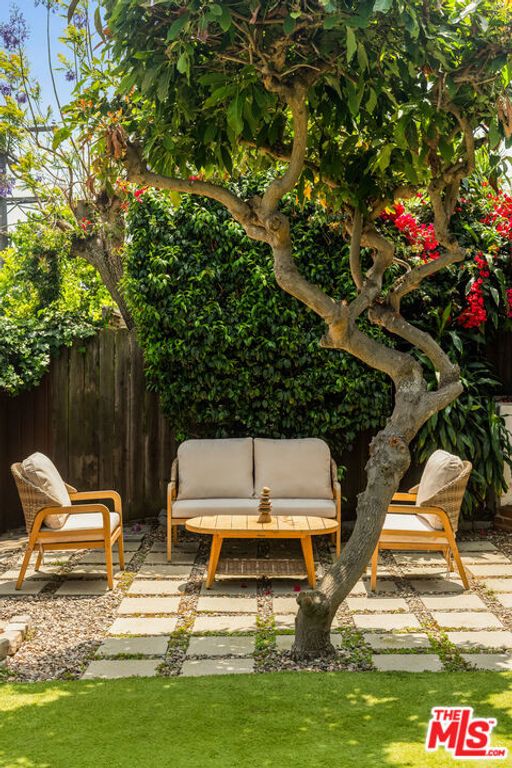 Image 51 of property listing at 7406 Earldom Avenue, Playa Del Rey, CA 90293