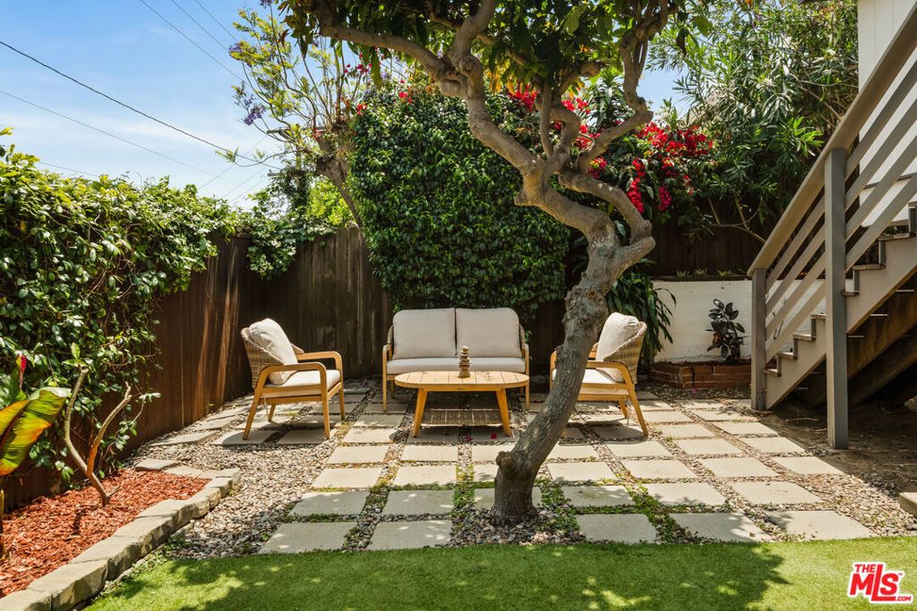 Image 52 of property listing at 7406 Earldom Avenue, Playa Del Rey, CA 90293
