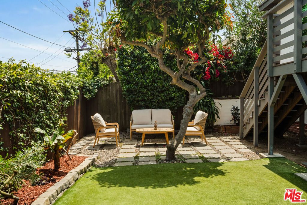 Image 58 of property listing at 7406 Earldom Avenue, Playa Del Rey, CA 90293