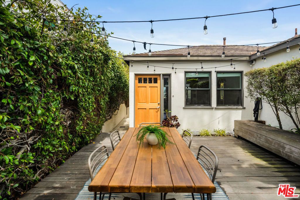 Image 6 of property listing at 7406 Earldom Avenue, Playa Del Rey, CA 90293