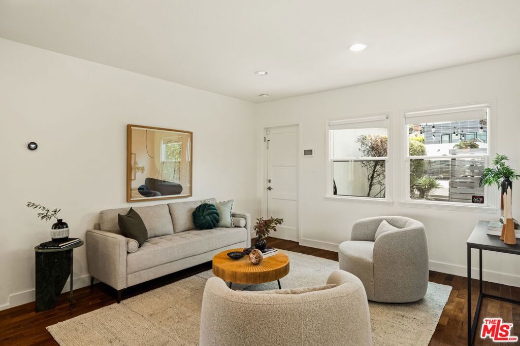 Image 8 of property listing at 7406 Earldom Avenue, Playa Del Rey, CA 90293