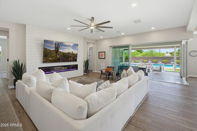 2515 E THORNTON Court, Gilbert, AZ 85297