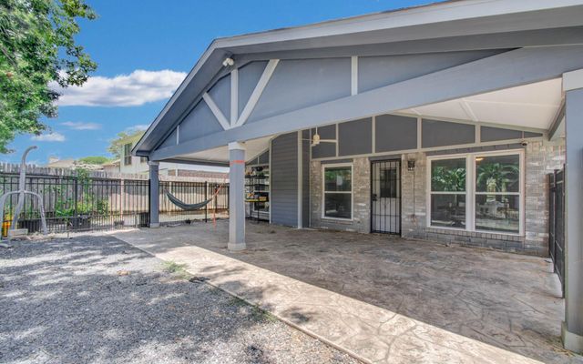 2122 Courtshire Lane, Sugar Land, TX 77478