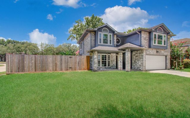 2122 Courtshire Lane, Sugar Land, TX 77478