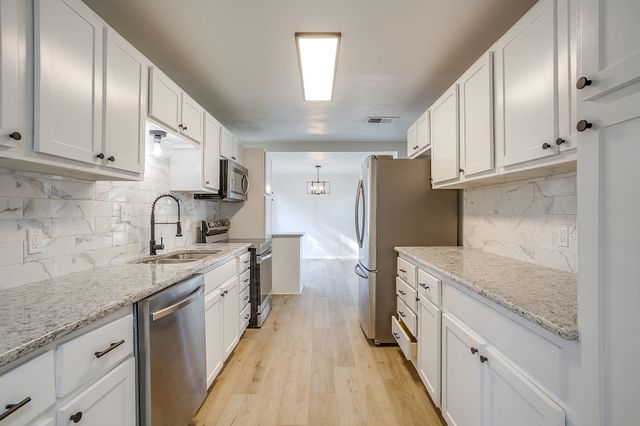 5320 Cahill Oval Street, River Oaks, TX 76114