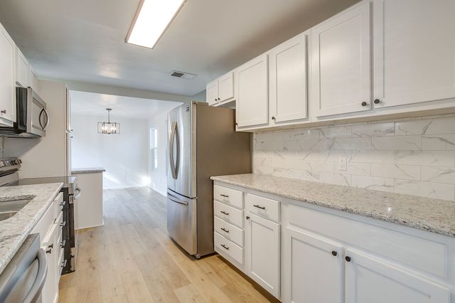 5320 Cahill Oval Street, River Oaks, TX 76114