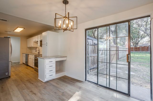 5320 Cahill Oval Street, River Oaks, TX 76114