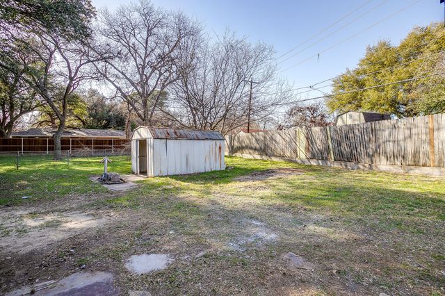 5320 Cahill Oval Street, River Oaks, TX 76114