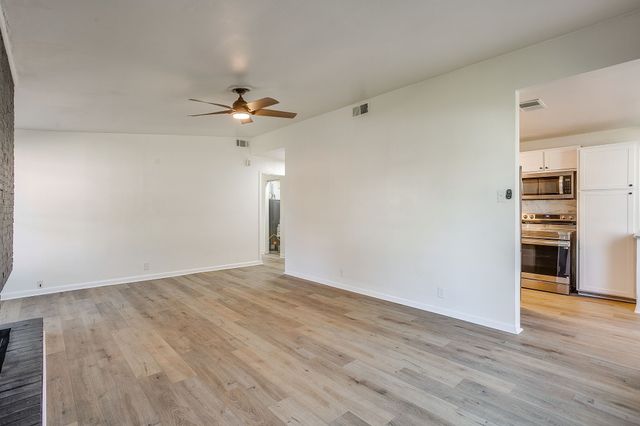 5320 Cahill Oval Street, River Oaks, TX 76114