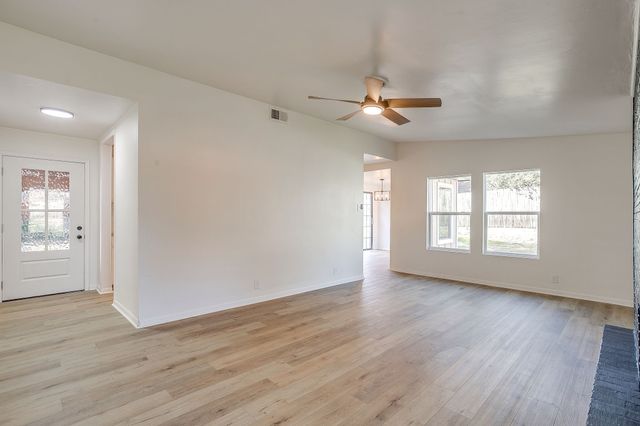 5320 Cahill Oval Street, River Oaks, TX 76114