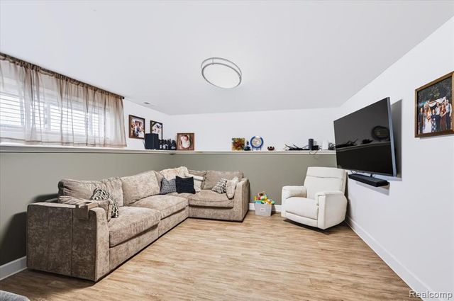 31215 Nelson Drive, Warren, MI 48088