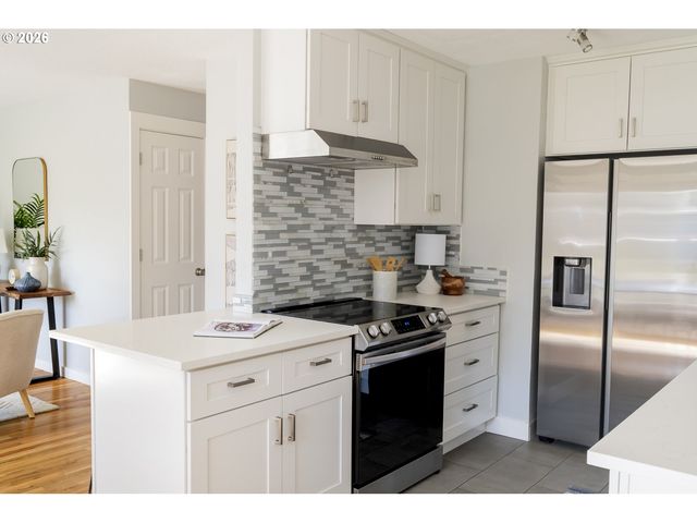 4617 Se WINDSOR Ct, Portland, OR 97206