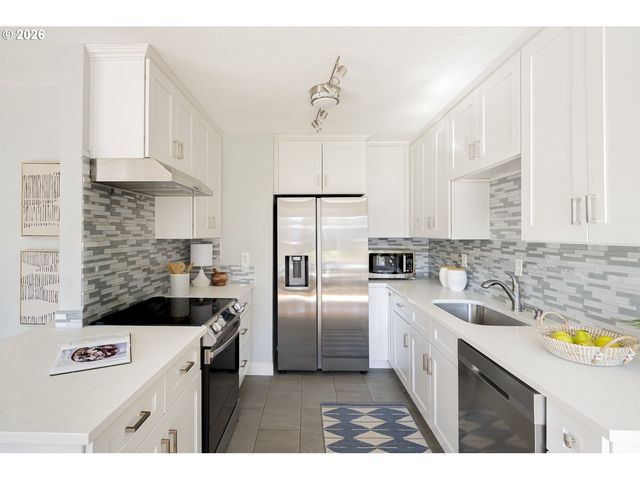 4617 Se WINDSOR Ct, Portland, OR 97206