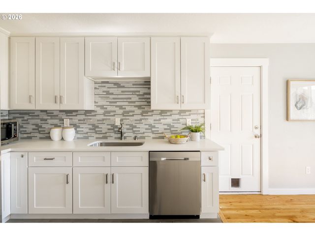 4617 Se WINDSOR Ct, Portland, OR 97206