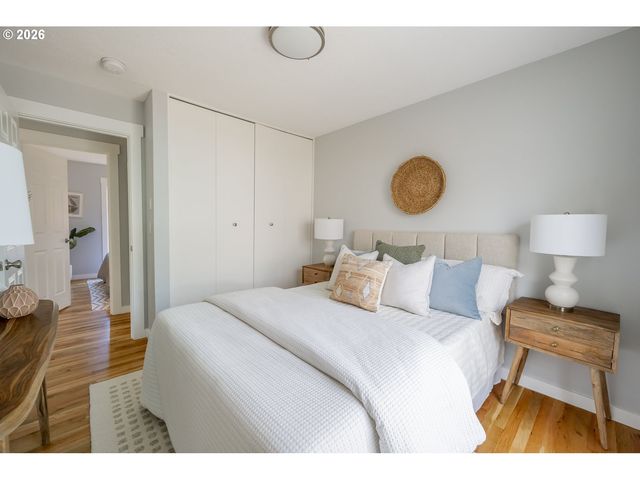 4617 Se WINDSOR Ct, Portland, OR 97206