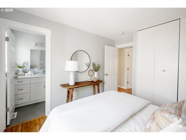 4617 Se WINDSOR Ct, Portland, OR 97206