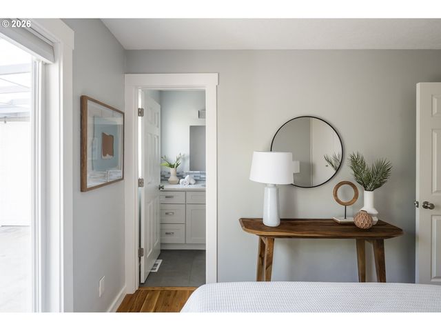 4617 Se WINDSOR Ct, Portland, OR 97206