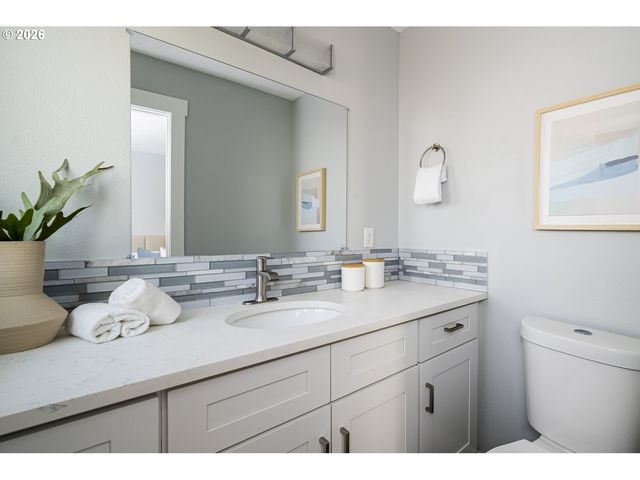 4617 Se WINDSOR Ct, Portland, OR 97206