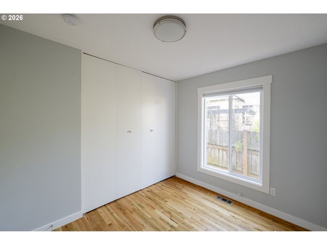 4617 Se WINDSOR Ct, Portland, OR 97206