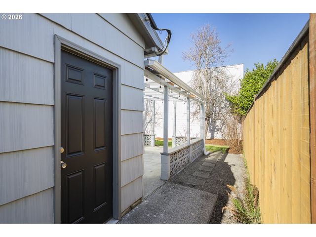 4617 Se WINDSOR Ct, Portland, OR 97206