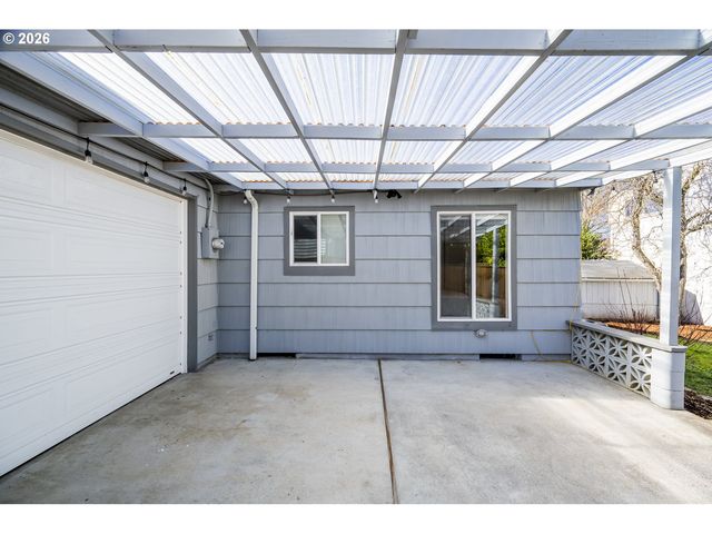 4617 Se WINDSOR Ct, Portland, OR 97206