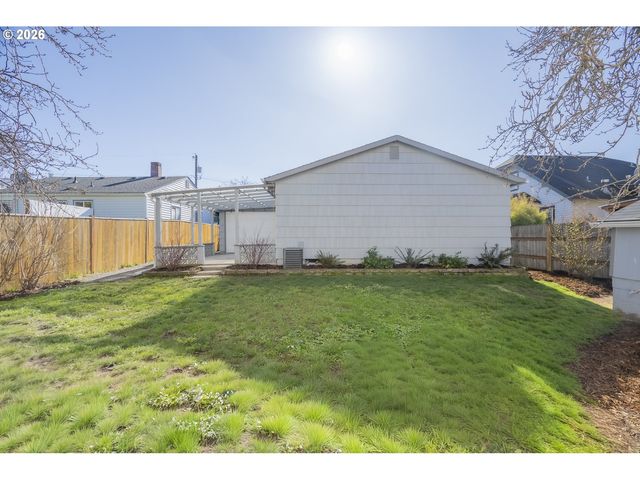 4617 Se WINDSOR Ct, Portland, OR 97206