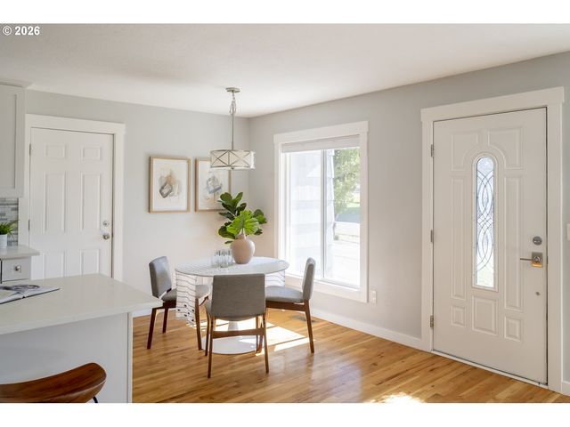 4617 Se WINDSOR Ct, Portland, OR 97206