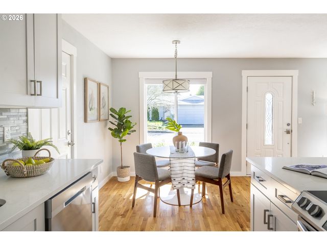 4617 Se WINDSOR Ct, Portland, OR 97206