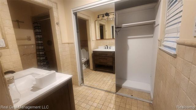 1864 Lone Pine Road, Bloomfield Hills, MI 48302