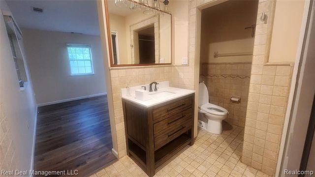 1864 Lone Pine Road, Bloomfield Hills, MI 48302