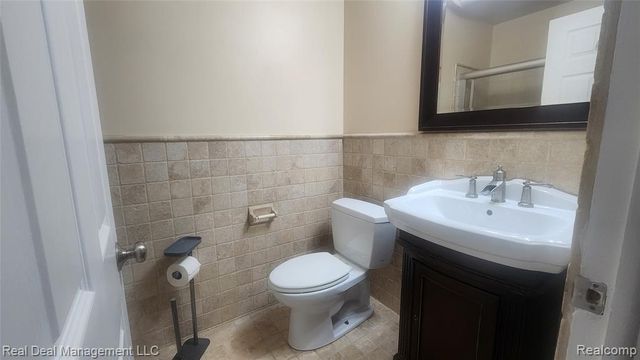 1864 Lone Pine Road, Bloomfield Hills, MI 48302
