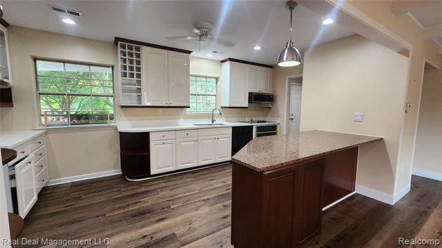 1864 Lone Pine Road, Bloomfield Hills, MI 48302
