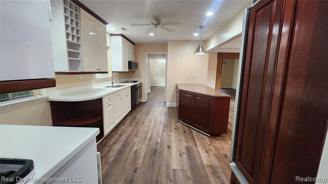 1864 Lone Pine Road, Bloomfield Hills, MI 48302