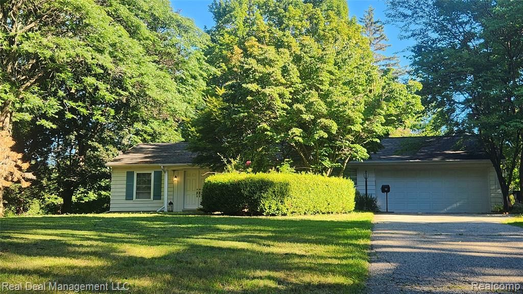 1864 Lone Pine Road, Bloomfield Hills, MI 48302
