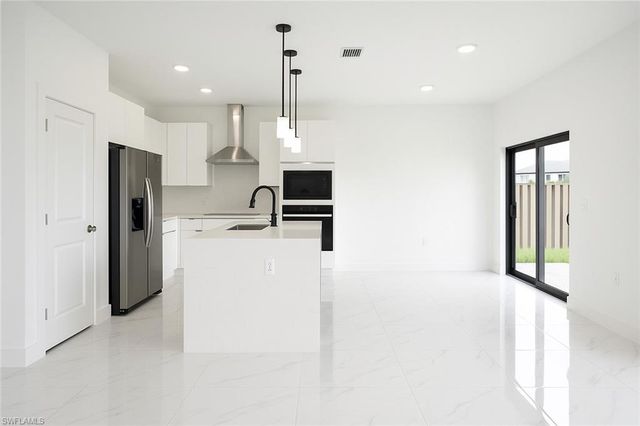 3813 25th ST SW, Lehigh Acres, FL 33976