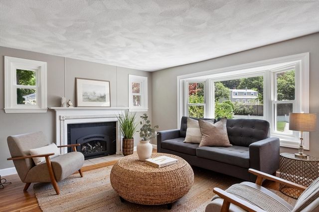 7 Curve Street, Bedford, MA 01730