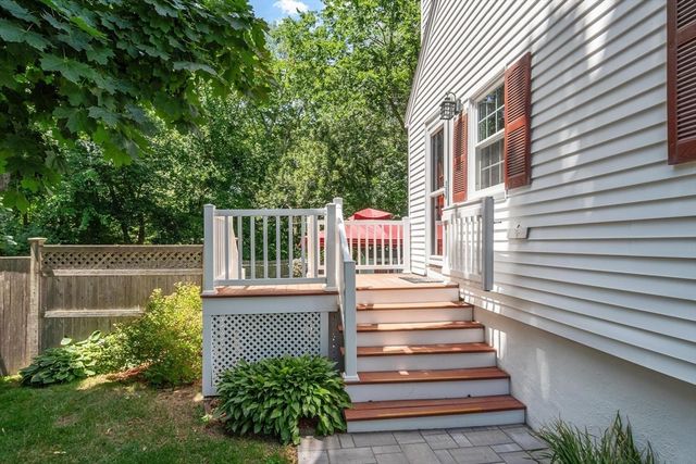 7 Curve Street, Bedford, MA 01730