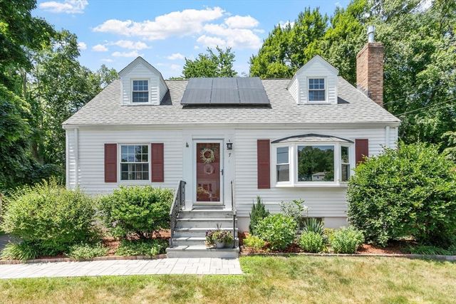 7 Curve Street, Bedford, MA 01730