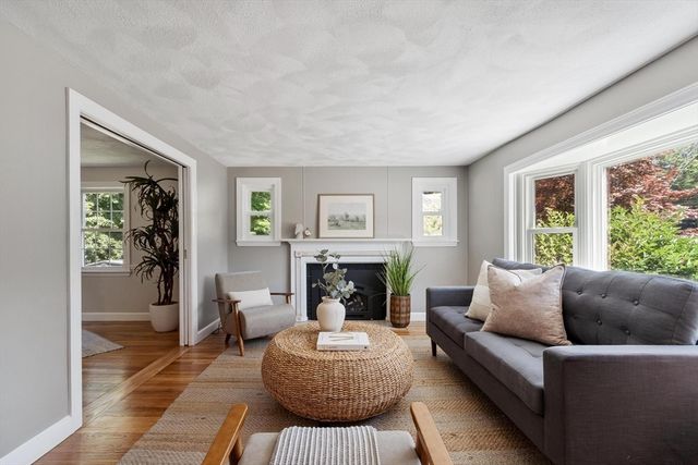 7 Curve Street, Bedford, MA 01730