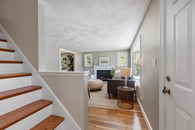 7 Curve Street, Bedford, MA 01730