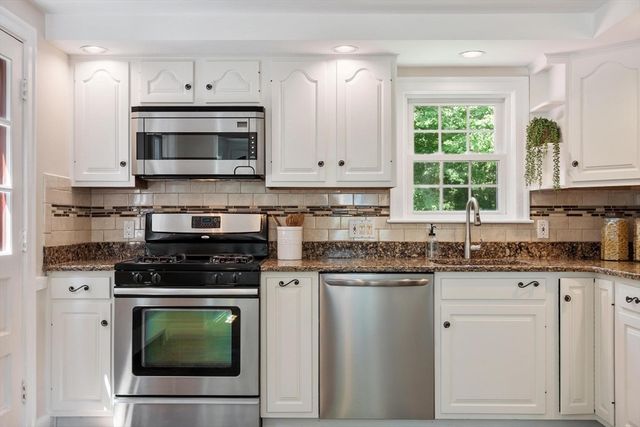 7 Curve Street, Bedford, MA 01730