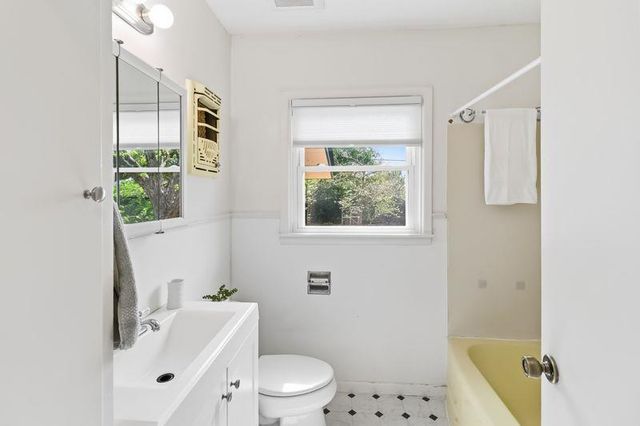 605 W 11th ST, Elgin, TX 78621