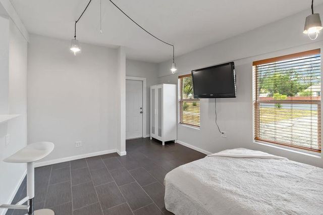 605 W 11th ST, Elgin, TX 78621