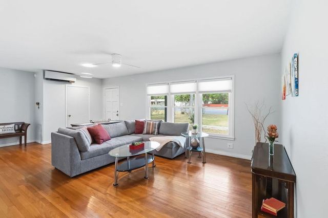 605 W 11th ST, Elgin, TX 78621