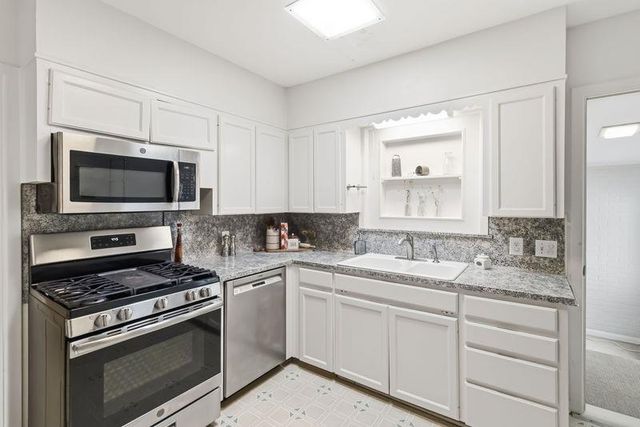 605 W 11th ST, Elgin, TX 78621